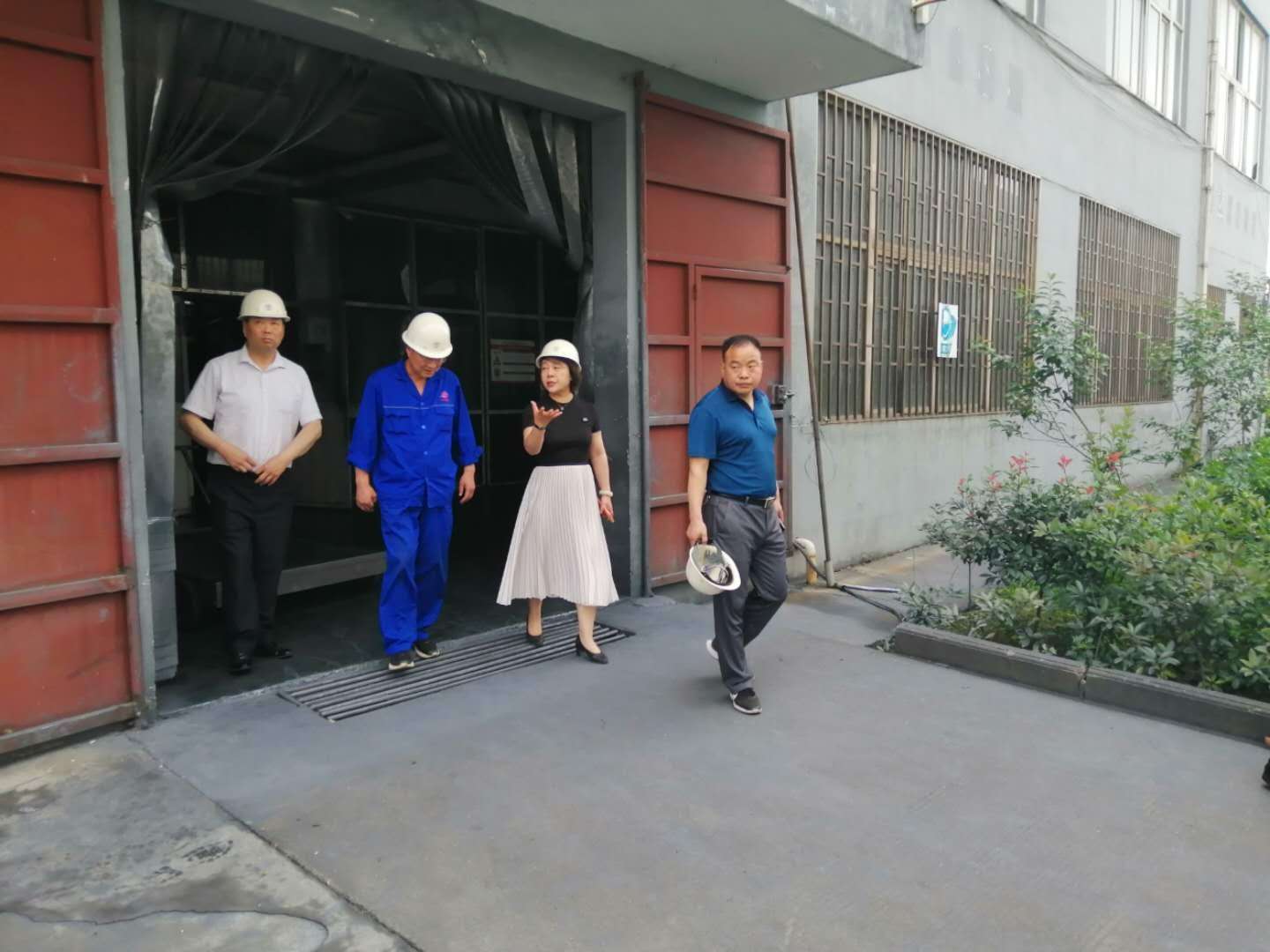 洛阳市工信局卫树红副局长一行到我公司视察指导